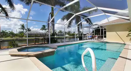Particularly refreshing on warm summer nights: the pool