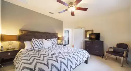 Like the master bedroom, the third bedroom is equipped with a King size bed