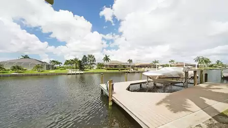 You can sunbathe, moor a hire boat or go fishing on the large dock. Whatever - have fun