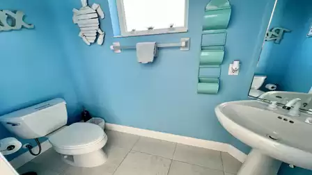 Pool bath all in white and turquoise
