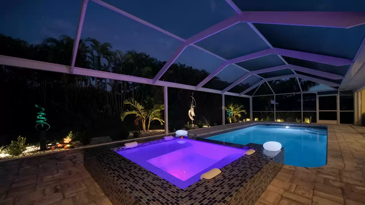 In the evening, the spa invites you to relax in purple or blue colors