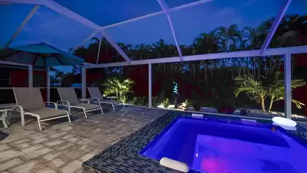 Relax in the blue whirlpool or better on the lounger and look up at the sky