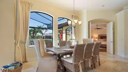 The light and bright dining room offers room for 8 guests as well