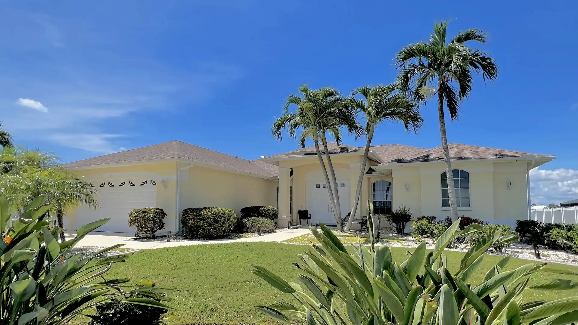 Impressive driveway to Villa Blue Lake with tropical garden