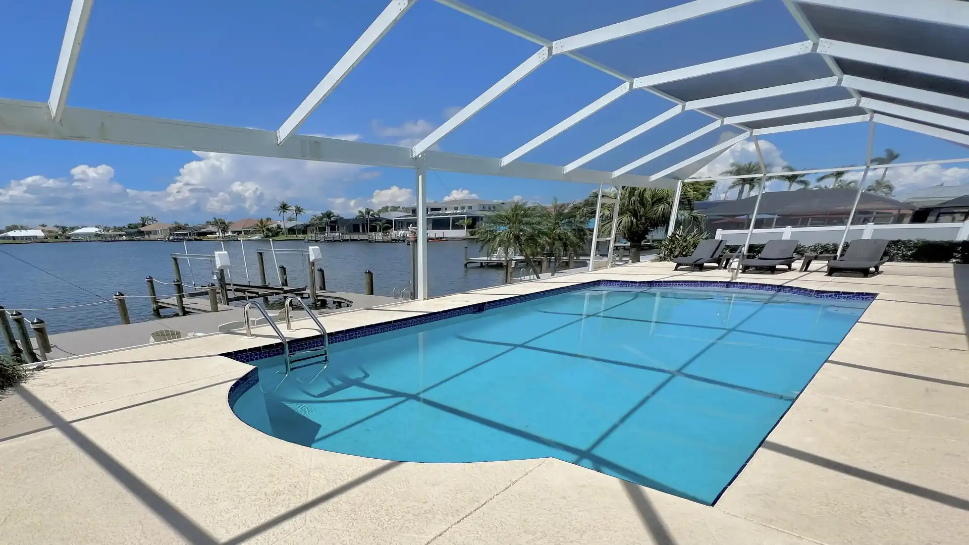 Have fun on the sun loungers and let yourself be enchanted by the view of the lake
