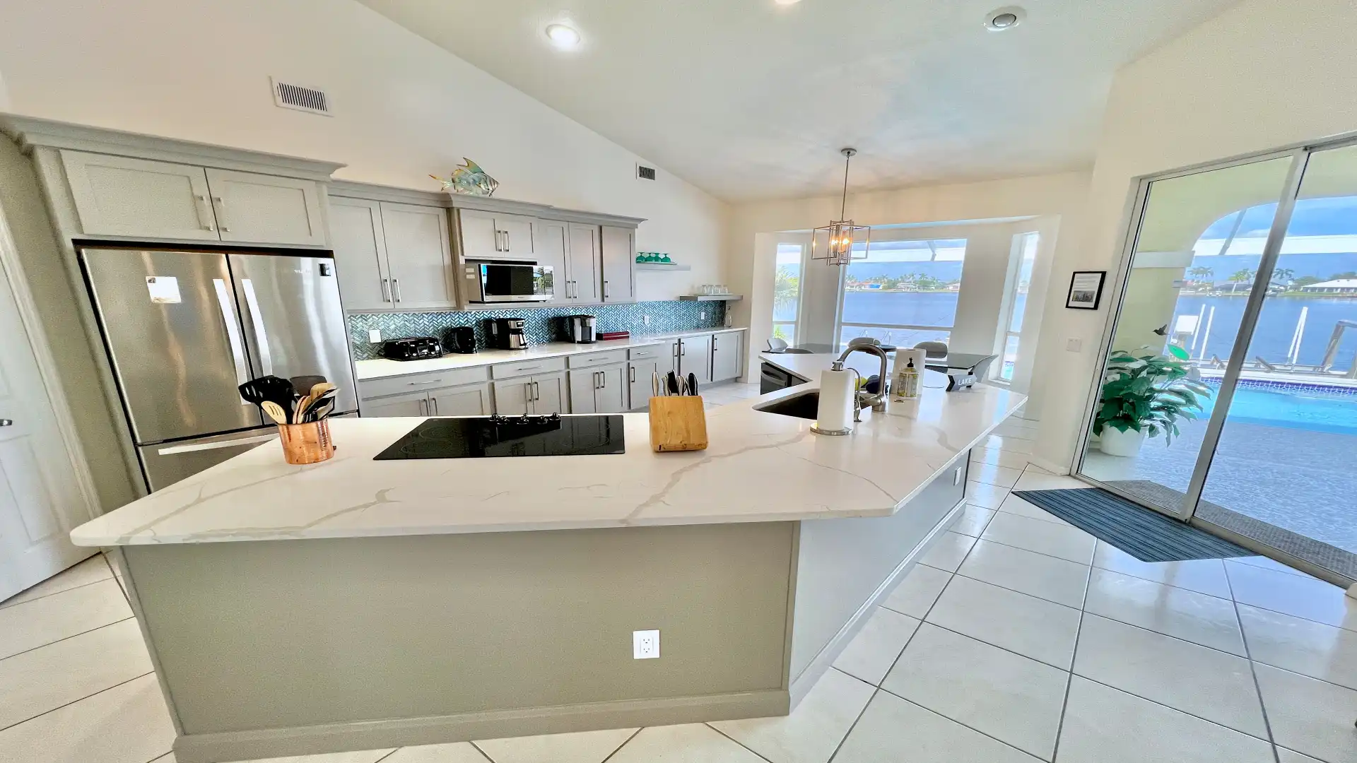 The stunning kitchen counter offers space for everyone who wants to join in the cooking