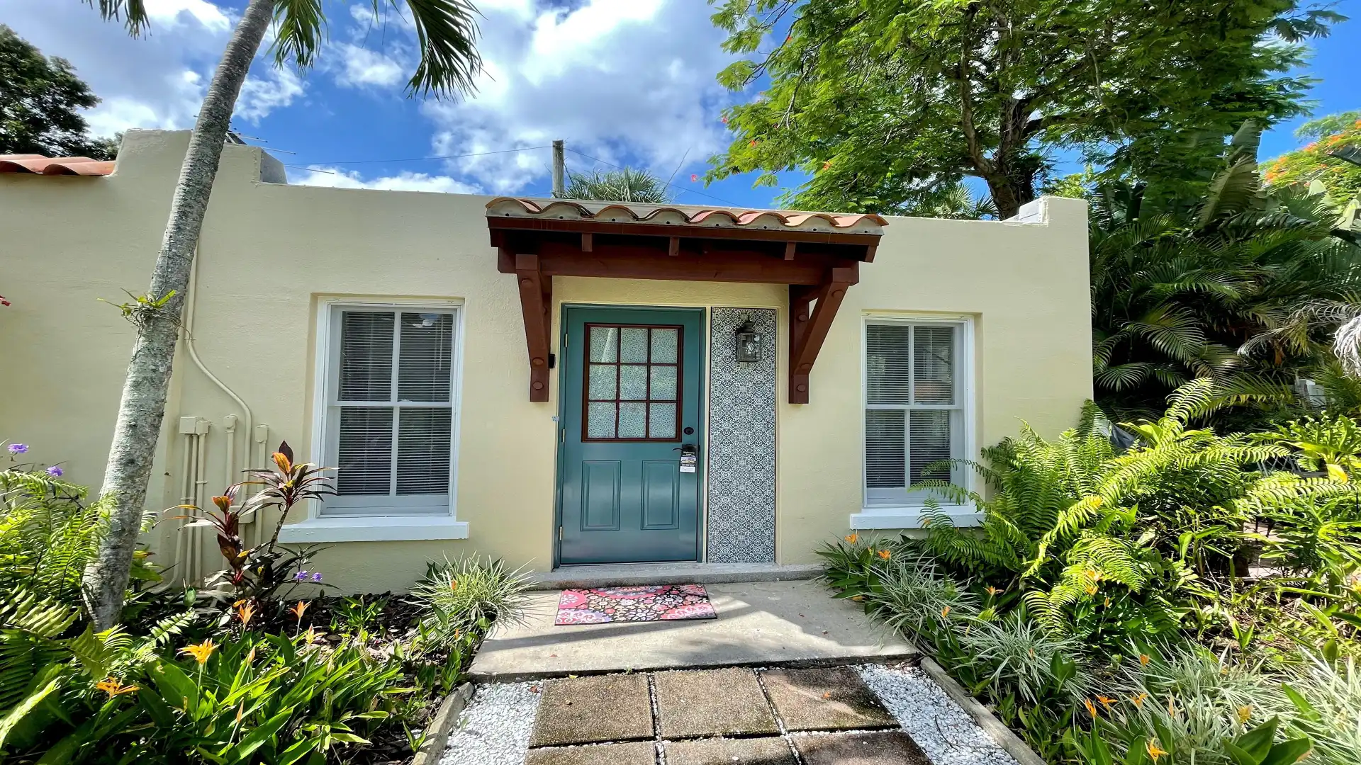 house entrance way from Casita Clarita