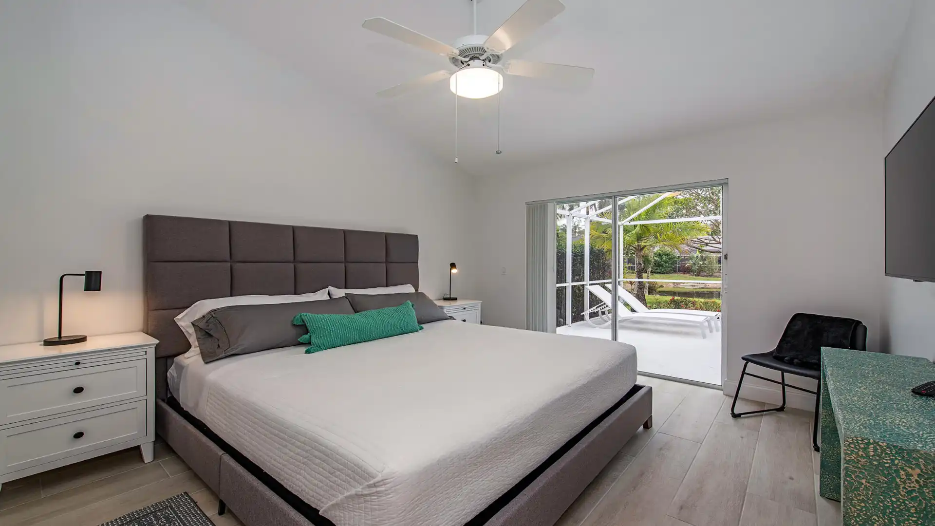 Bedroom with king size bed and exit to the terrace