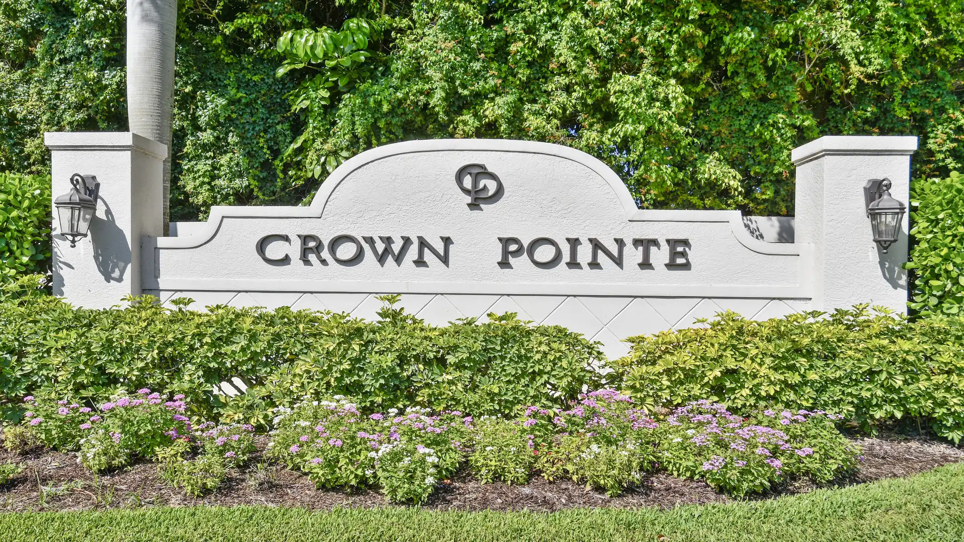 Central yet quiet Crown Point complex with its own clubhouse