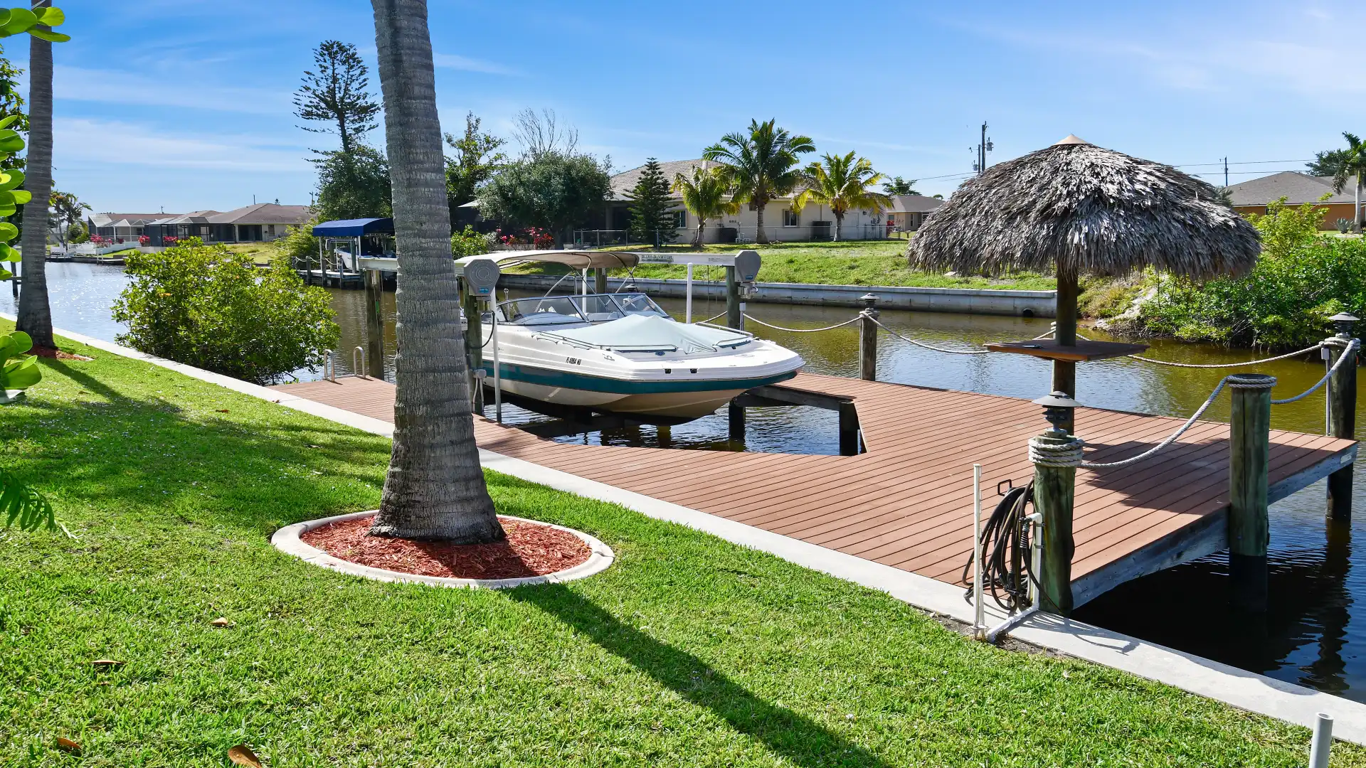 You can rent this boat with the Villa Camille