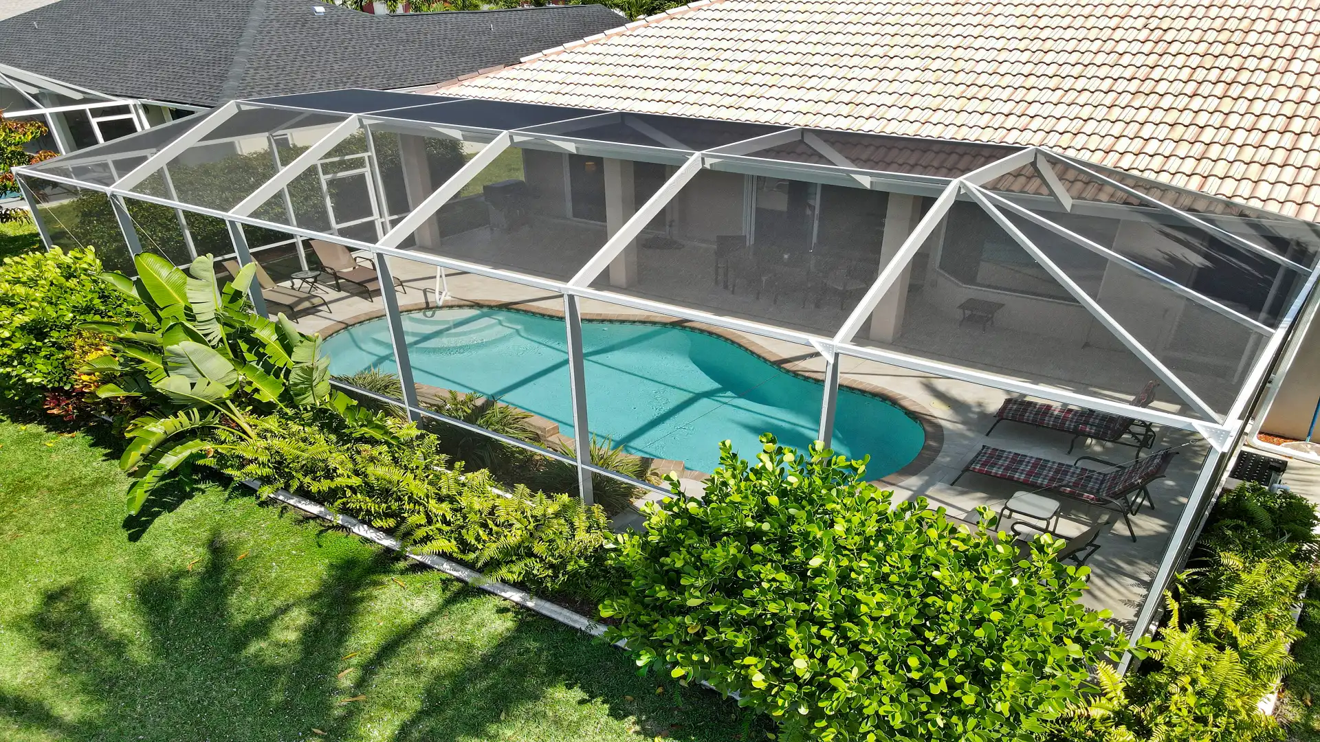 The pool terrace offers plenty of space.