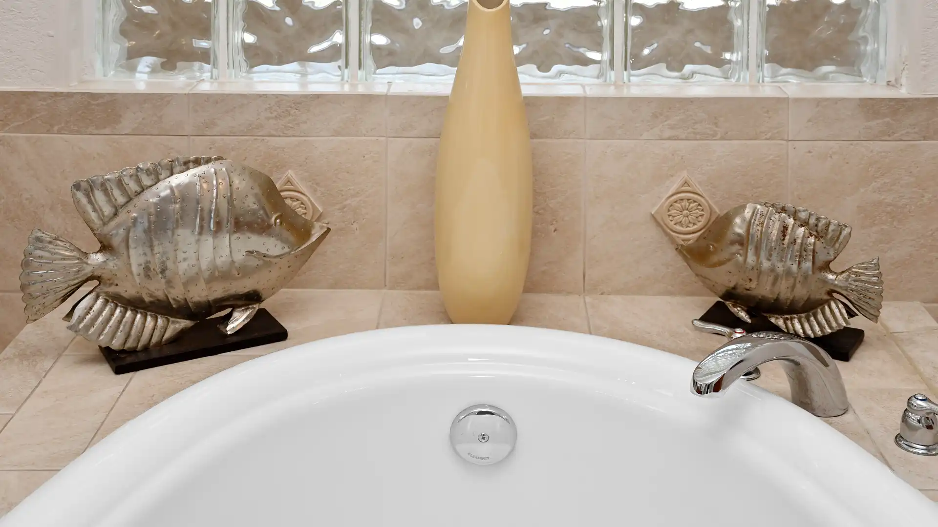 Modern decoration in the cast bathroom