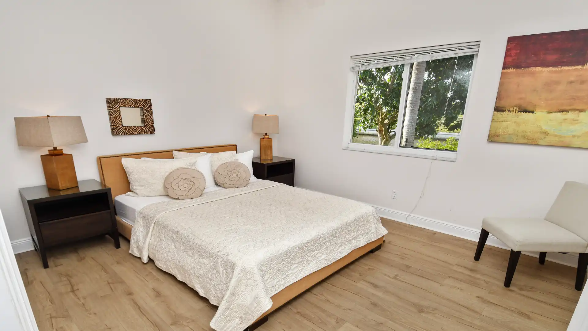 Second bedroom with a great view of the garden and the canal