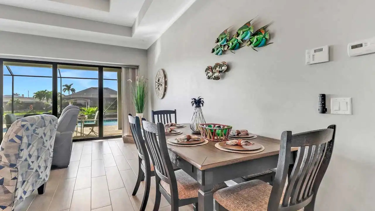 Enjoy your dinner in the evening at a table for 4 people