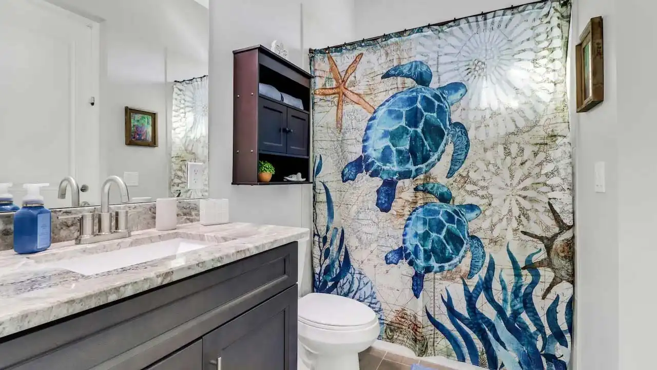 The bathroom impresses with its maritime ambience