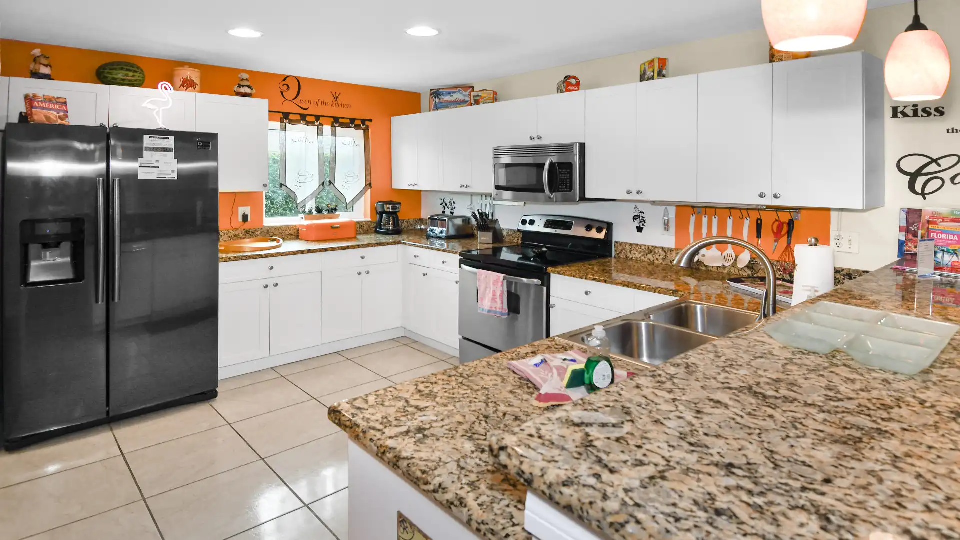 Bright, ultra-modern equipped kitchen