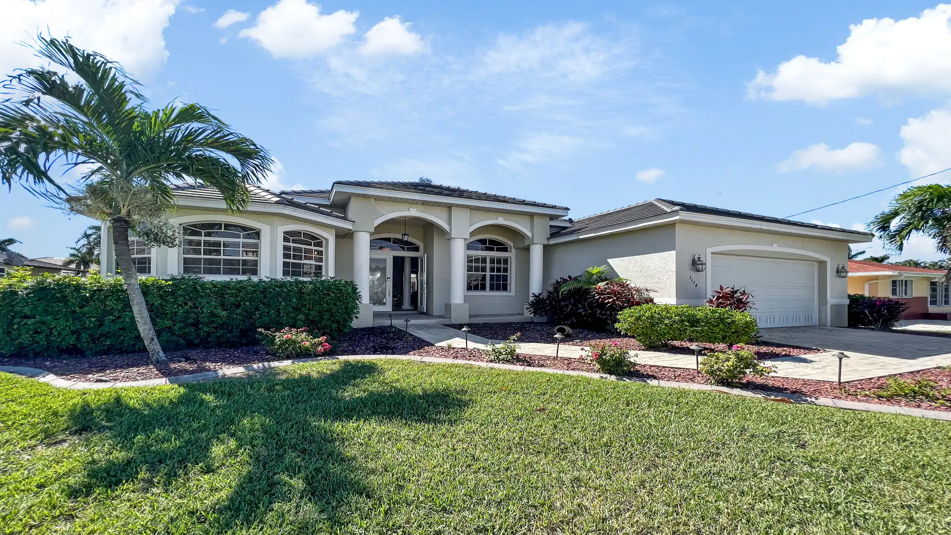 A very attractive vacation home in the popular Yacht Club area, just minutes from the river