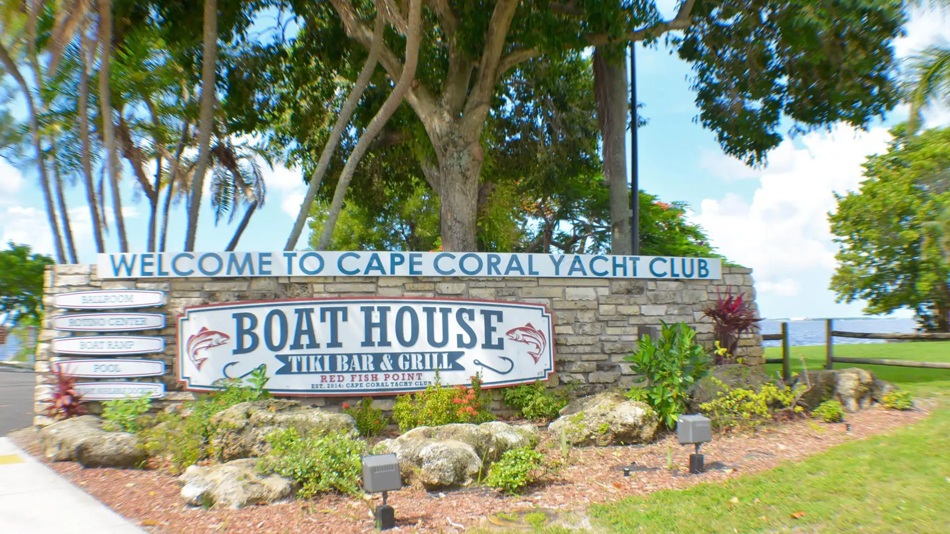 Enjoy Breakfast, Lunch and Dinner with view over the Caloosahatchee River