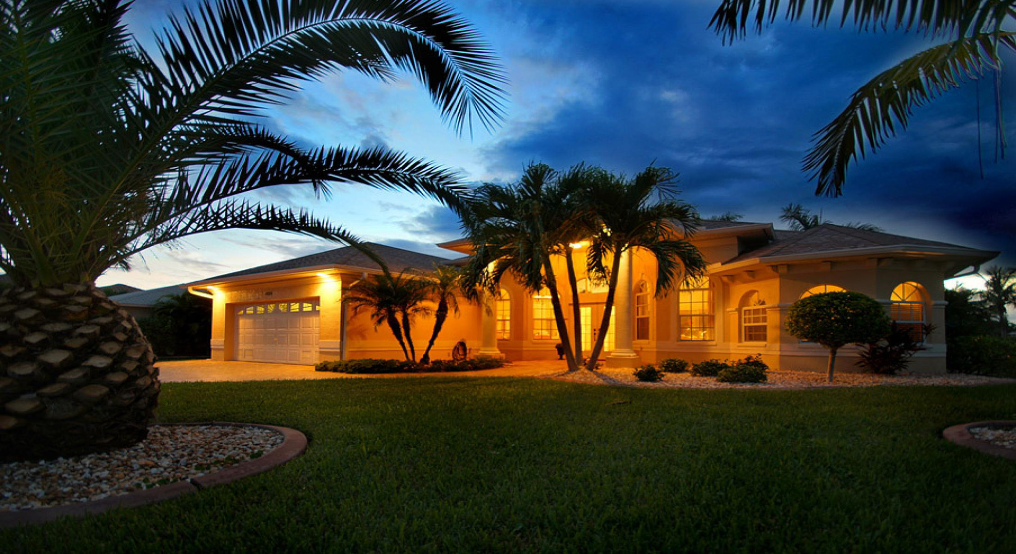 Ein sehr attraktives Ferienhaus, umgeben von Palmen: Sunset Paradise