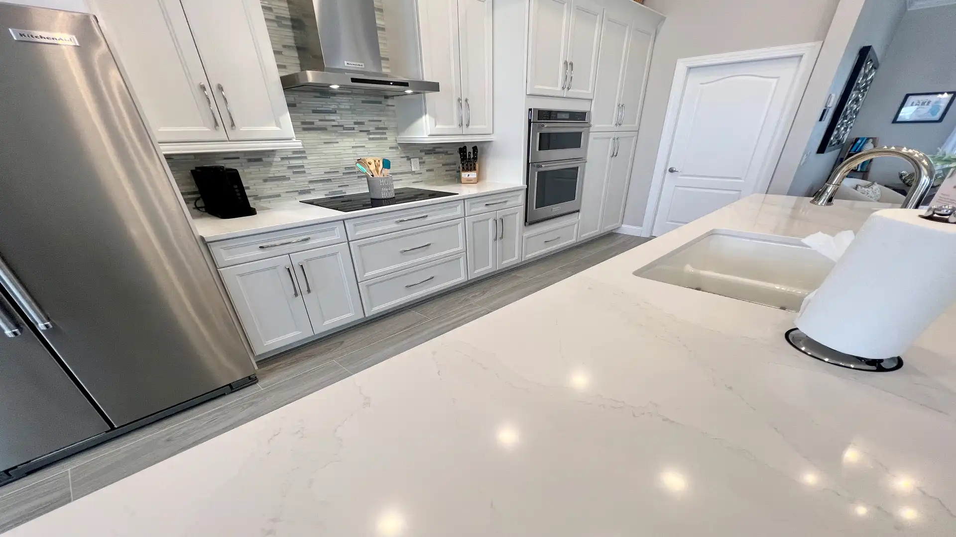 The fully equipped kitchen is held in light colors as well