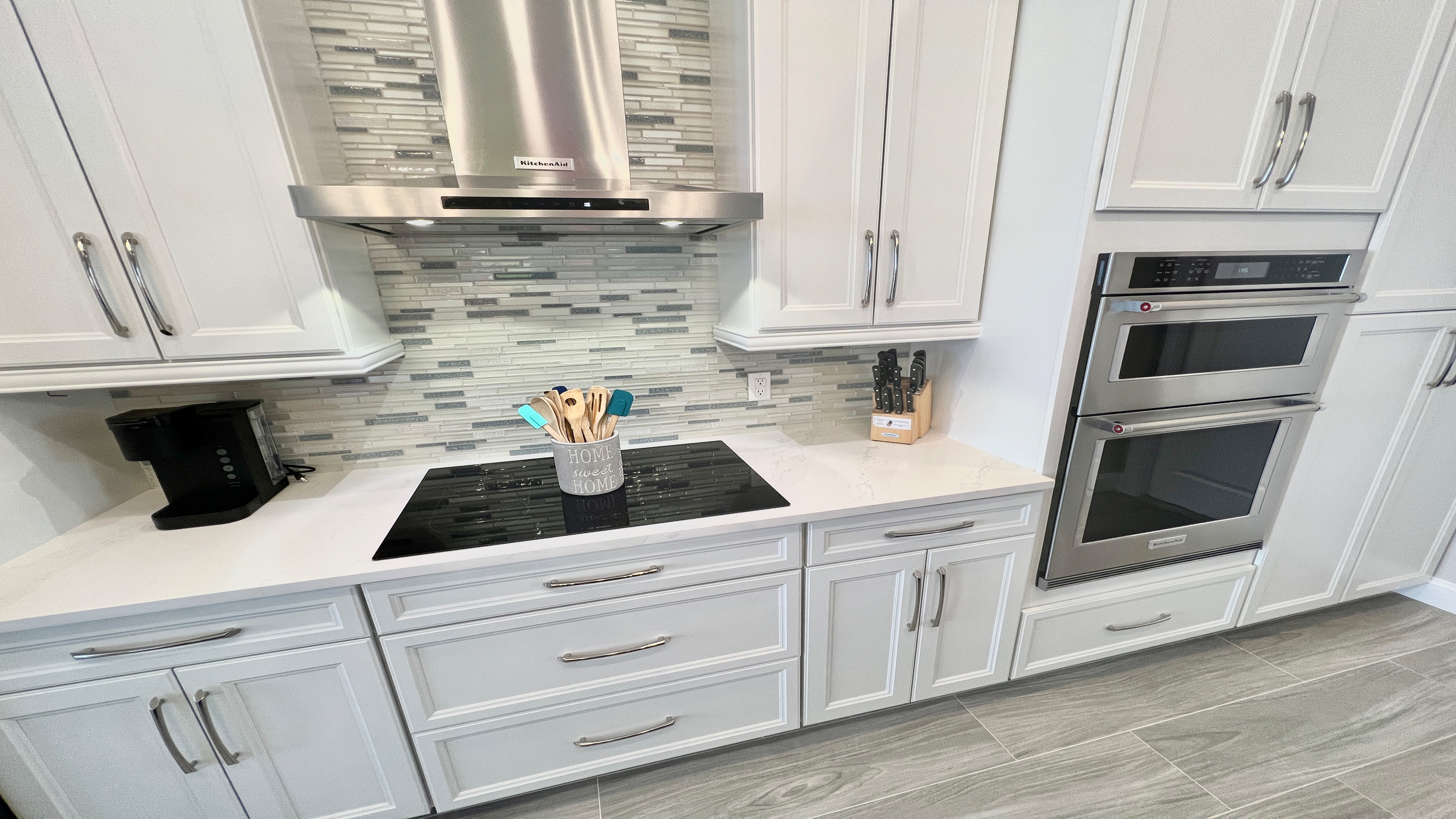 Granit counter tops and stainless steal appliances in the kitchen