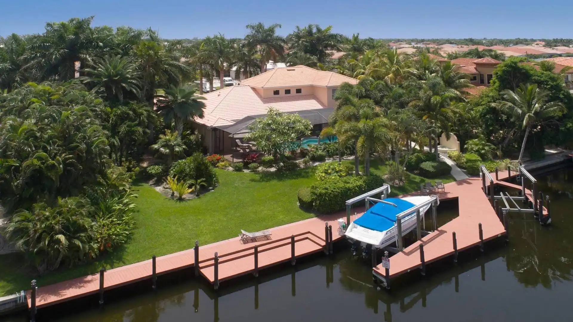 The large dock / lift on the Spreader Waterway - top location for to drive a boat