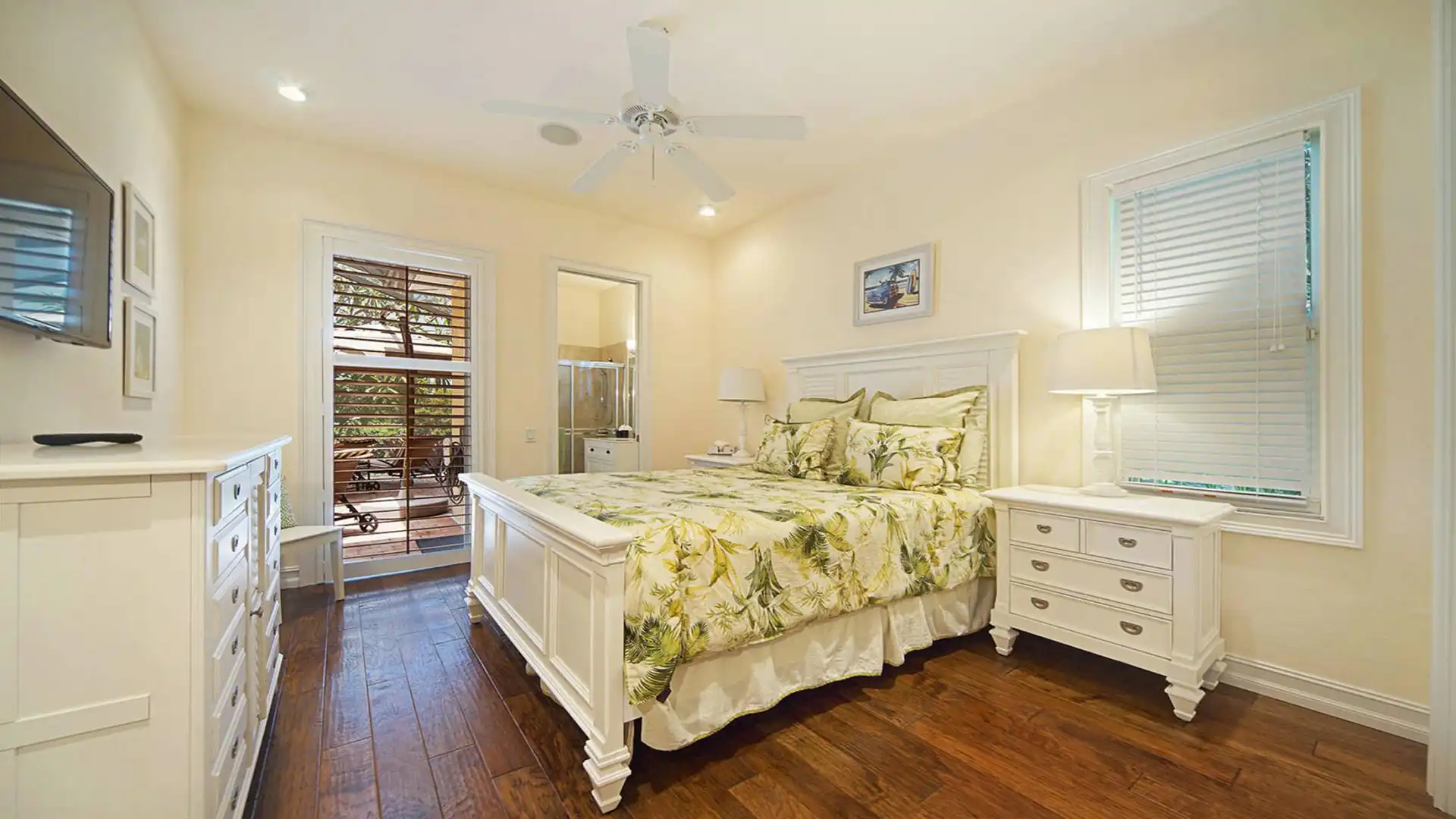 Bedroom on the first floor with access to the terrace