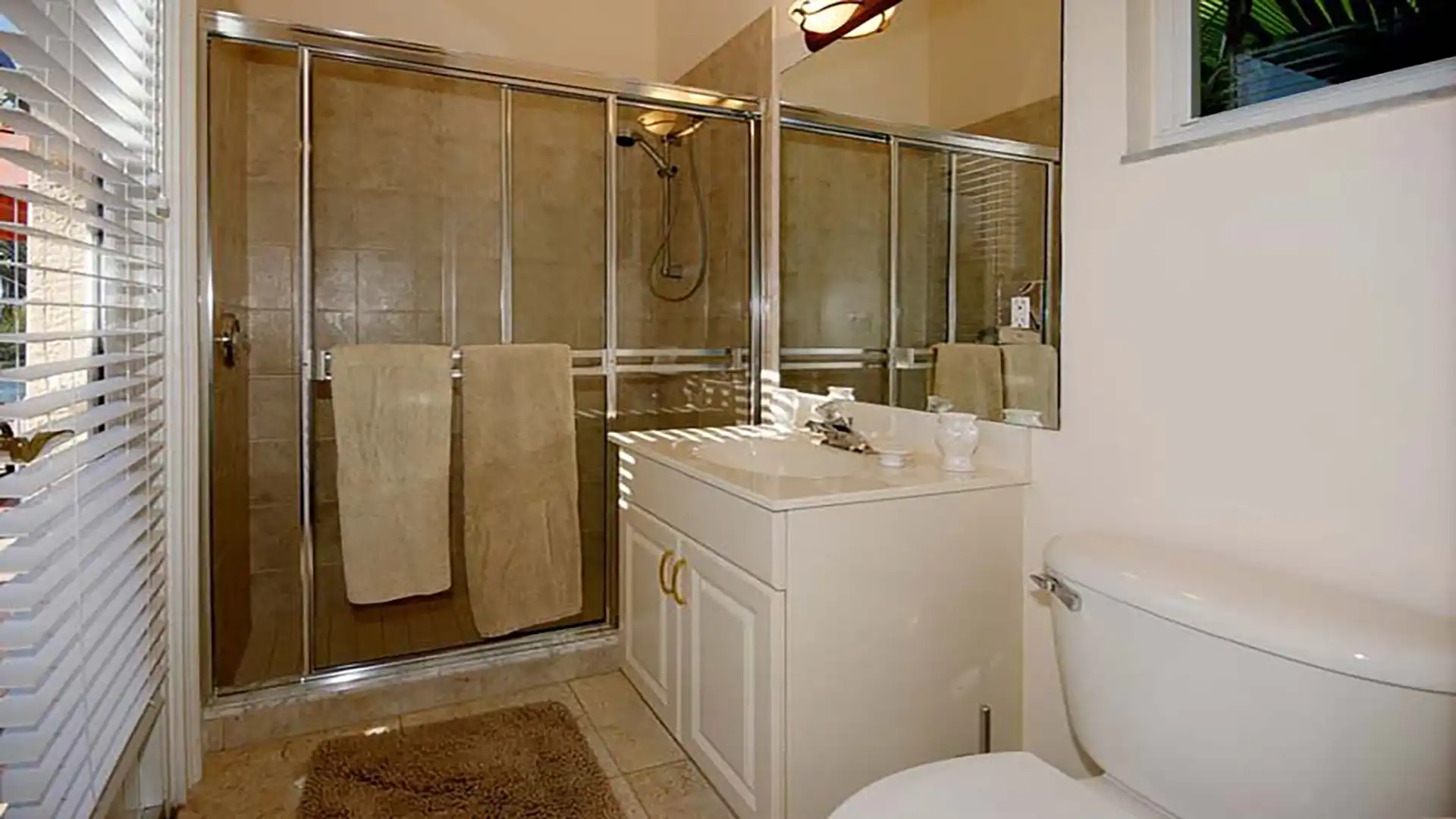 This bathroom can also be used as a pool bath