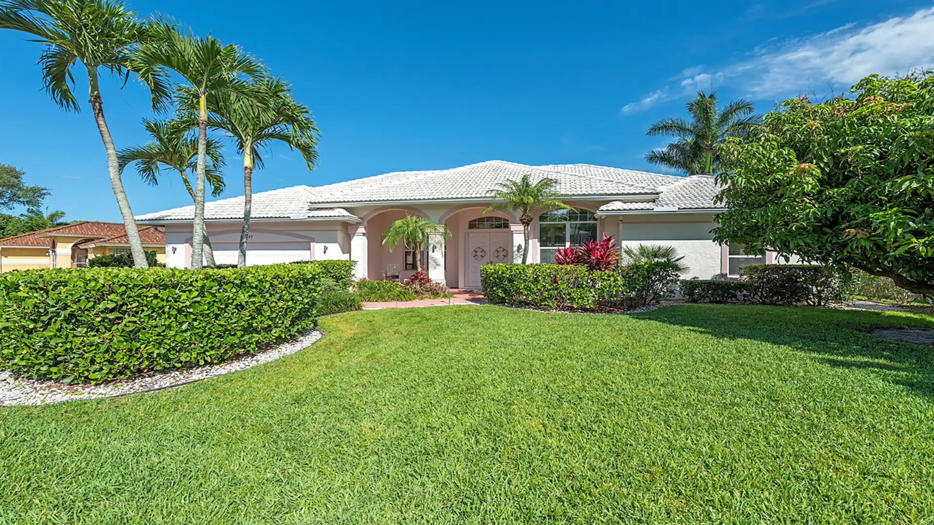 Beautiful lake front property in the Kings Lake community in Naples