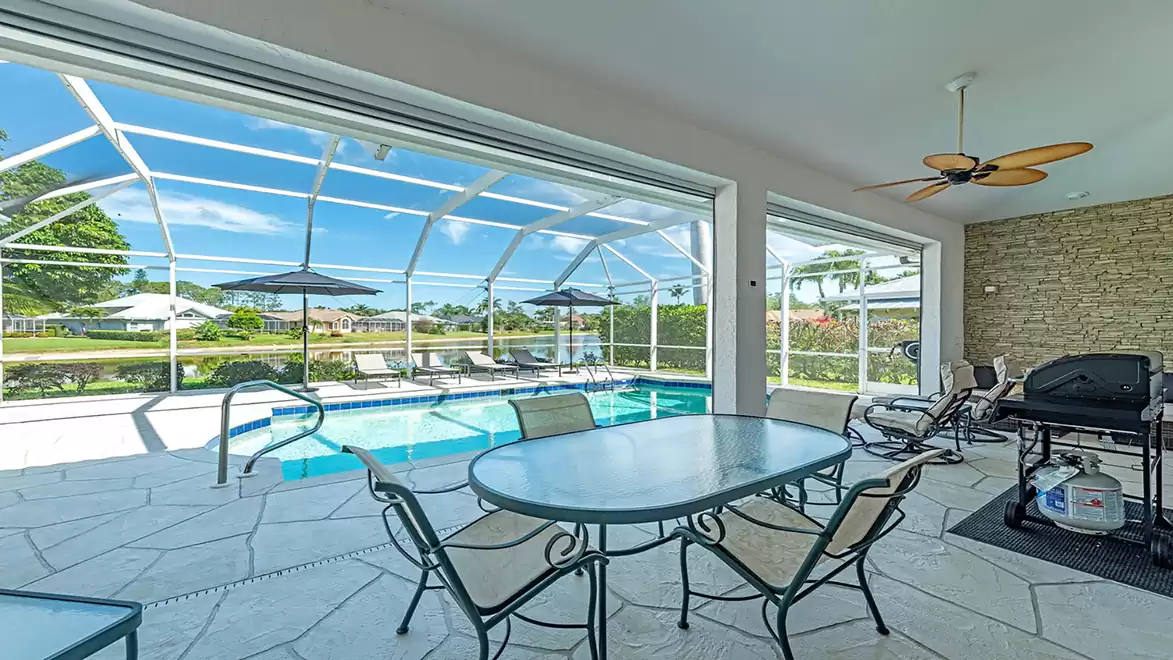 You can already enjoy the view of the pool, the terrace and the lake behind it while having breakfast