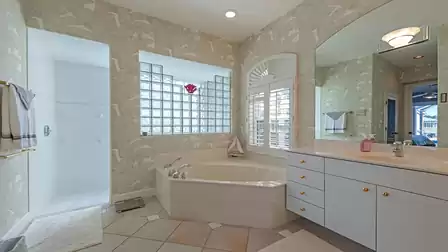 the ideal place for to relax with bath foam, candles and a good glas of wine
