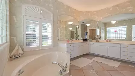 In the large bathroom you can also wash in the morning as a couple