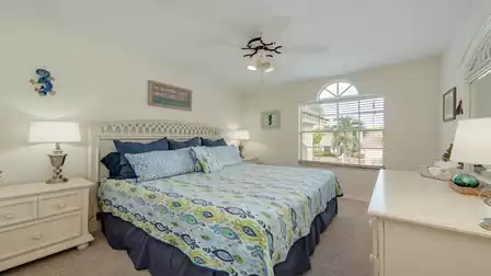 second Bedroom with a King-Size-Bed 
