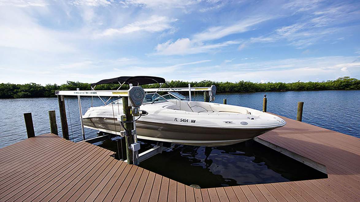 Sea Ray 240 Sundeck Deckboat
